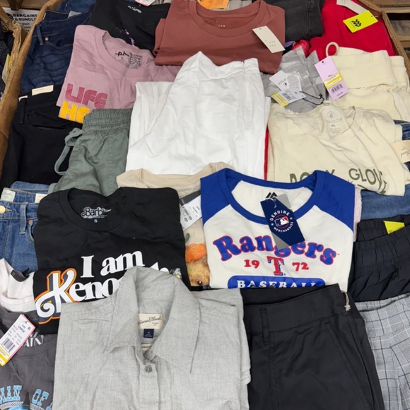 SUPPORT OUR SHOW (LOT OF 10-15) Target Women’s Wholesale Clothing Box - Picture 4 of 9